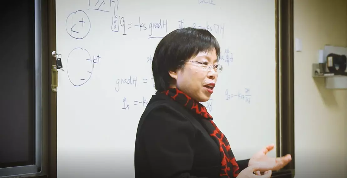 学院新闻金圣爱  七尺讲台,默默耕耘数十载,教书育人,她谨记于心,付之